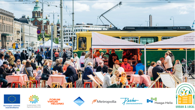 Ihmisiä Helsingin kauppatorilla kahvilla kesäisessä säässä, taustalla menee raitiovaunu. Kuvassa on myös hankkeen partnereiden ja Euroopan unionin logot.